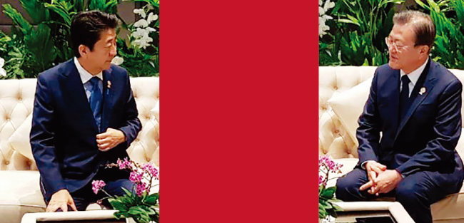 한-아세안 특별정상회의에서 아베 신조 일본 총리(왼쪽)를 만나 웃음 짓는 문재인 대통령. 이후 문 대통령은 지소미아 연장을 결정했다. 이 사진은 정의용 국가안보실장이 휴대전화로 찍었다. [사진 제공 · 청와대]