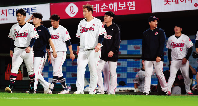 9월 26일 부산 사직야구장에서 ‘2019 KBO 리그’ 롯데 자이언츠와 KIA 타이거즈의 경기. KIA에 1-3으로 패한 롯데 선수들이 아쉬워하고 있다. [동아DB]