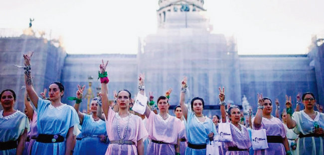 아르헨티나 여성 수백 명이 에바 페론 전 영부인을 추모하는 행사를 하고 있다. [메르코프레스]