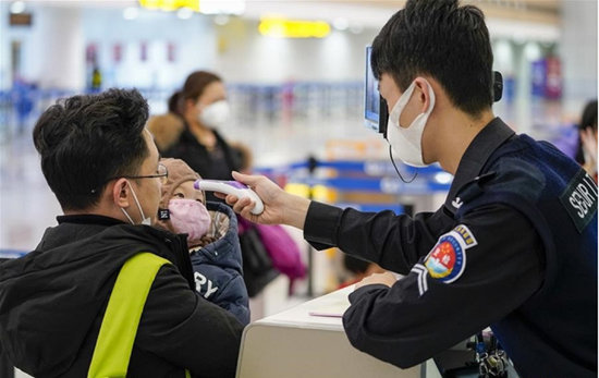 중국 보안요원이 충칭공항에서 한 어린아이의 체온을 재고 있다. [China Daily]