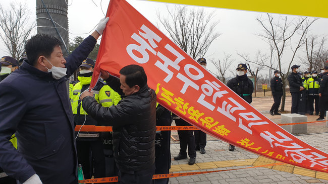 우한 교민 수용 반대 현수막을 내리는 진천 주민들.