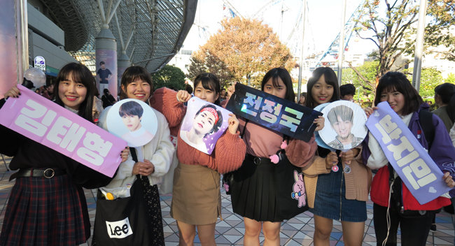 2018 일본 도쿄돔에서 두 번째 콘서트를 연 BTS를 응원하러 온 현지 중학생 팬들. [뉴시스]