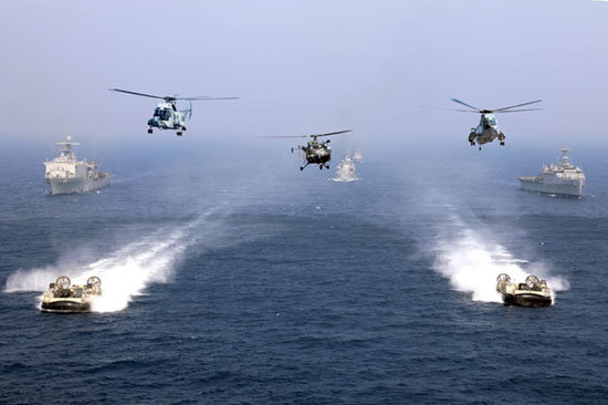 미국과 인도 해군이 지난해 11월 인도양에서 합동군사훈련을 실시하는 모습. [DOD]