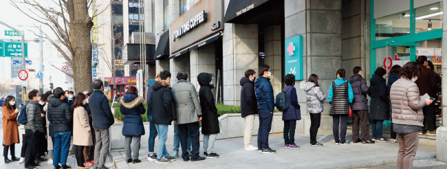 서울 청계천 앞 한 약국. 마스크를 사려는 사람들이 줄을 서 있다. [동아DB]