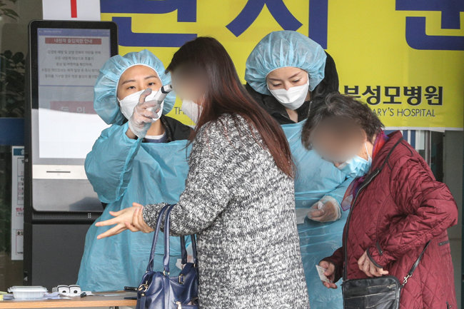 4월 20일 경기도 의정부성모병원 간호사들이 방문 환자를 대상으로 발열 체크를 하고 있다. [뉴스1]
