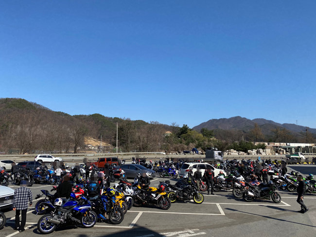 경기도 양평 국수휴게소 주차장에 수많은 바이크 라이더들이 모여 있다.