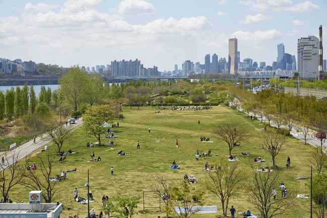서울 한공시민공원에서는 시민들이 충분한 거리를 유지하고 봄 햇살을 즐겼다.