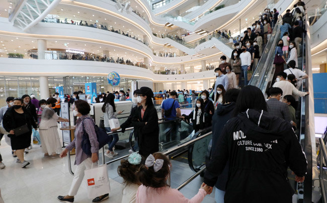 어린이날인 5월 5일 오후 서울의 한 대형 복합쇼핑몰이 방문객으로 붐비고 있다. 밀폐된 다중이용시설에서 에어컨을 가동하는 것은 특히 위험할 수 있다고 전문가들은 경고한다. [뉴스1] 