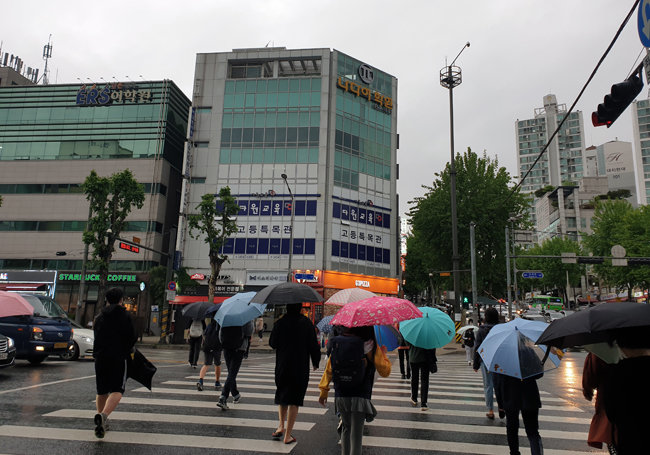 5월 18일 오후 서울 강남구 대치동 학원가를 오가는 학생들. [이현준 기자]