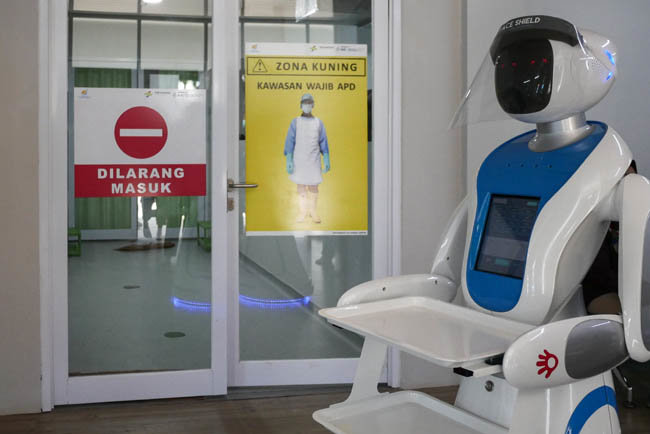 인도네시아 자카르타의 페르타미나 자야 병원에서 로봇이 코로나바이러스(COVID-19) 환자들을 돕기 위해 기다리고 있다.