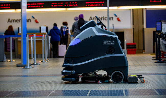 미국 피츠버그 국제공항의 바닥을 청소하고 있는 UV 청소 로봇. 이 공항은 UVC 고정장치를 바닥 청소 로봇에 장착해 자외선 사용을 시험했다.