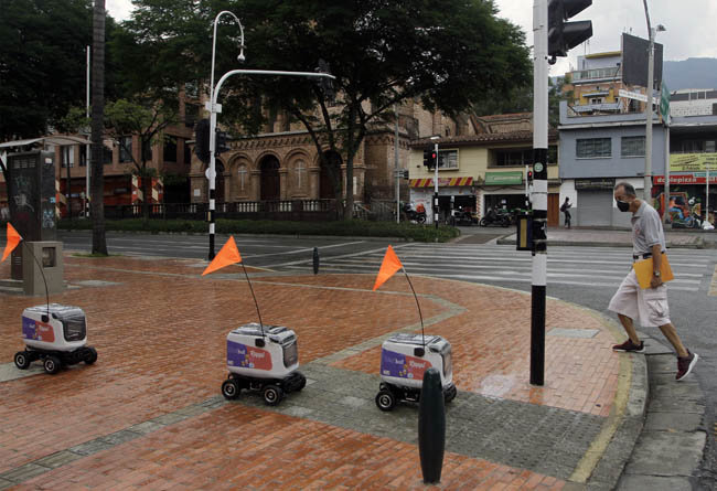  배달서비스 앱 '래피'의 로봇이 콜롬비아 메데인 거리를 달리고 있다. 