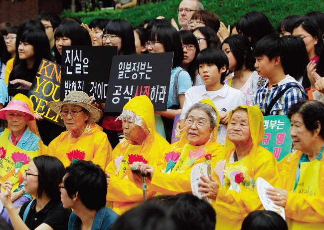 서울 종로구 주한 일본대사관 앞에서 열린 ‘수요집회’에 참석한 위안부 할머니들.  [동아일보]