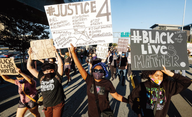 5월 27일 미 캘리포니아주 로스앤젤레스에서 시위대가 행진하고 있다. [뉴시스]