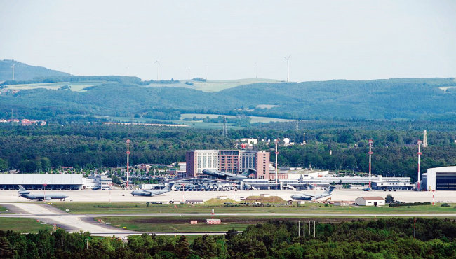 해외 미군 공군기지 가운데 가장 규모가 
큰 독일 람슈타인 공군기지. [위키피디아]