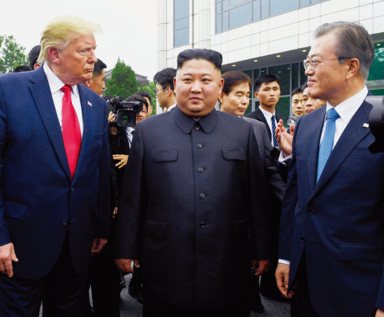 지난해 6월 3일 판문점에서 회동한 트럼프 미국 대통령, 김정은 북한 국무위원장, 문재인 대통령(왼쪽부터). [뉴시스]