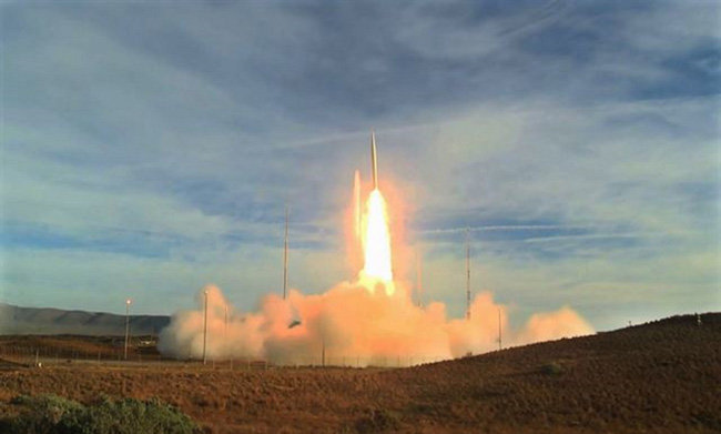 미국이 지난해 12월 12일 반덴버그 공군기지에서 중거리탄도미사일을 시험발사하고 있다. [DOD]