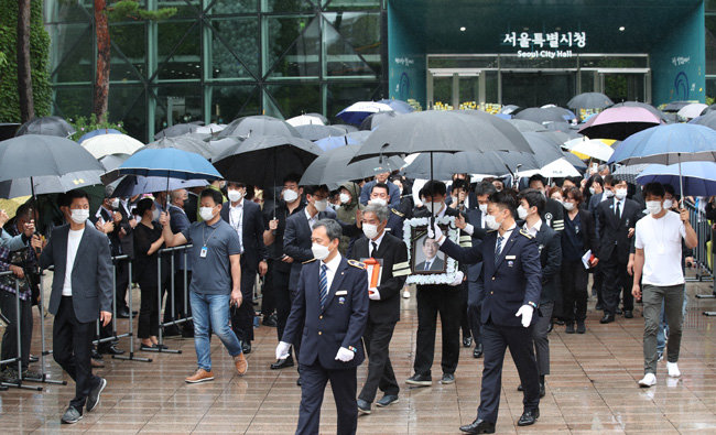 7월 13일 서울 중구 서울시청에서 고 박원순 시장의 영결식이 끝난 뒤 고인의 영정과 위패가 청사를 나서고 있다. [박영대 동아일보 기자]
