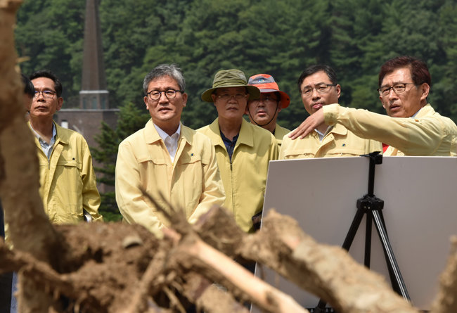 2017년 7월 19일 김재현 당시 산림청장(왼쪽 두 번째)이 산사태가 발생한 충북 청주시 일대 현장을 살피고 있다.