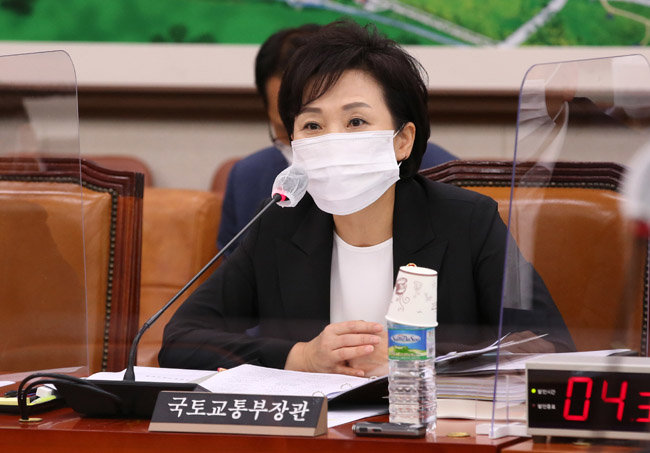 김현미 국토교통부 장관이 8월 31일 국회에서 열린 국토교통위원회 전체회의에서 발언하고 있다. [뉴스1]