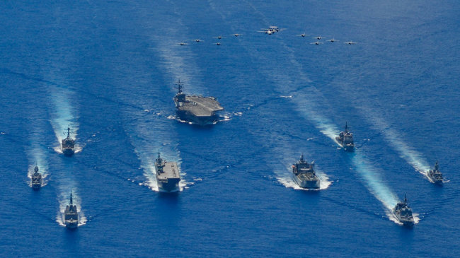 미국 일본 호주 함정들이 지난 7월 남중국해에서 합동훈련을 실시하고 있다. [US Navy]