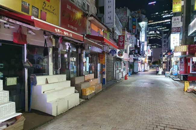 일 저녁 서울시 중구 명동 거리에 소규모 상가가 줄줄이 비어있다. [최진렬 기자]