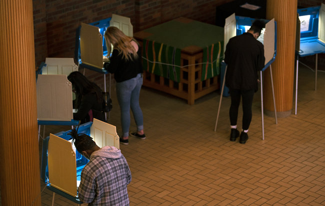 미국 미네소타주의 최대도시 미니애폴리스, 아우크스부르크 대학에서 대학생 유권자들이 사전투표를 진행하고 있다. [GettyImage]