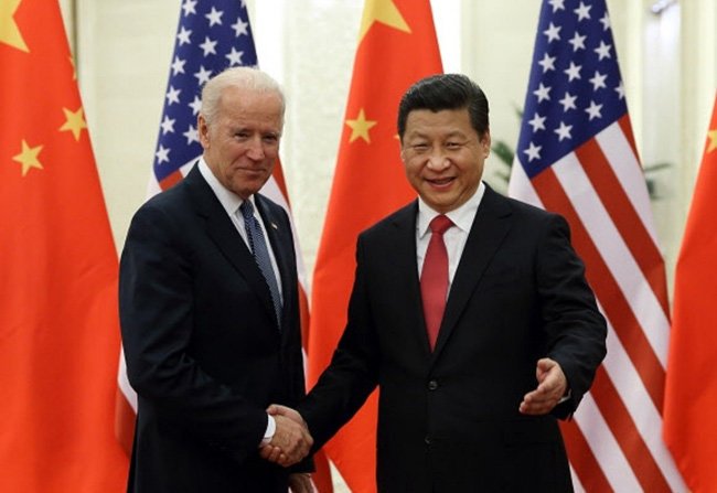 바이든 미국 대통령 당선인이 부통령 시절인 2013년 중국을 방문해 시진핑 국가주석과 악수하고 있다. [신화망]
