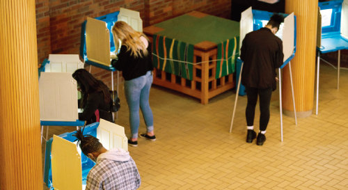 미국 미네소타주의 최대도시 미니애폴리스, 아우크스부르크 대학에서 대학생 유권자들이 사전투표를 진행하고 있다. [GettyImages]
