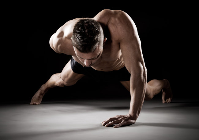 ‘죄수운동법’은 10가지 단계로 동작이 세분화돼 있어 체력에 맞게 난도를 서서히 올리며 운동할 수 있다.