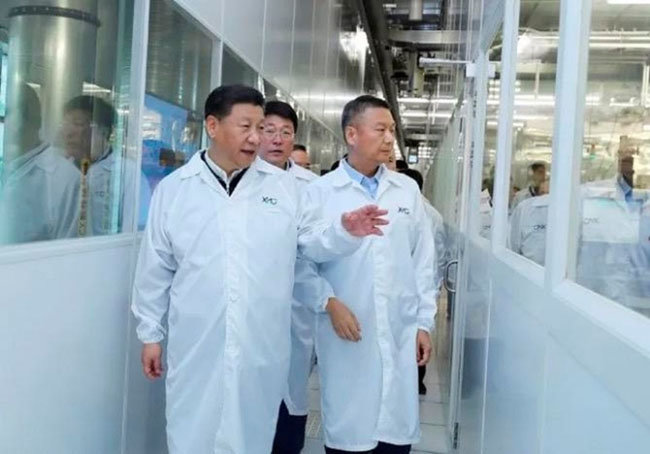 시진핑 중국 국가주석이 칭화유니그룹 산하 우한 YTMC 공장을 둘러보고 있다. [YMTC]
