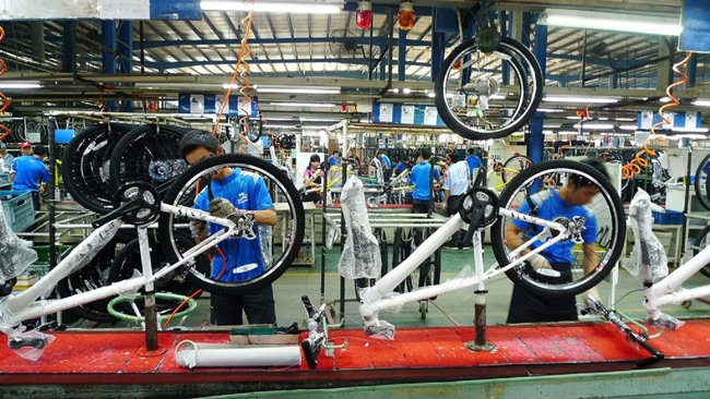 세계 최대 자전거 제작업체인 대만 자이언트 직원들이 공장에서 자전거를 조립하고 있다. [CNA]