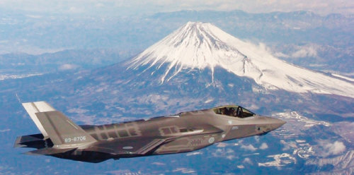 일본 미쓰비시 중공업이 조립한 F-35A가 후지산 인근을 비행하고 있다. [JASDF]