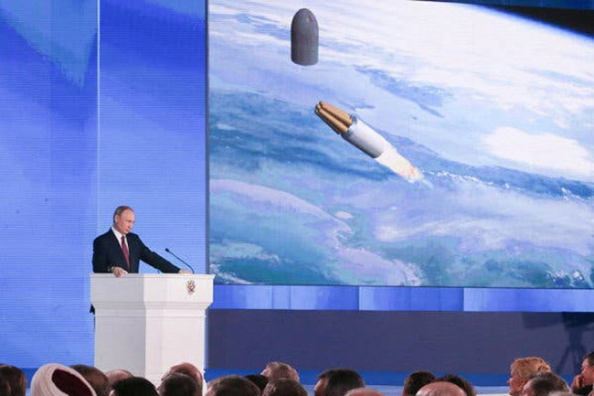 블라디미르 푸틴 러시아 대통령이 극초음속 활공비행체인 아방가르드 미사일을 직접 설명하고 있다. [Klemlin]