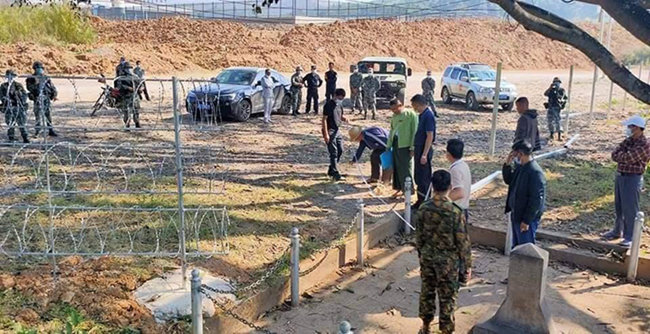 중국과 미얀마 관리들이 양국 국경에 설치되고 있는 철조망을 살펴보고 있다. [ISEAS]