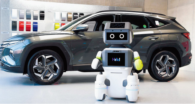 최근 현대자동차그룹은 
고객과 대화가 가능한 인공지능(AI) 로봇을 개발해 자동차 전시장에 비치했다. [사진 제공 · 현대자동차그룹]