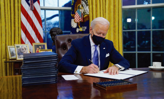 1월 20일(현지시각) 
취임과 함께 
백악관에서 업무를 시작한 
조 바이든 미국 대통령. [뉴시스]