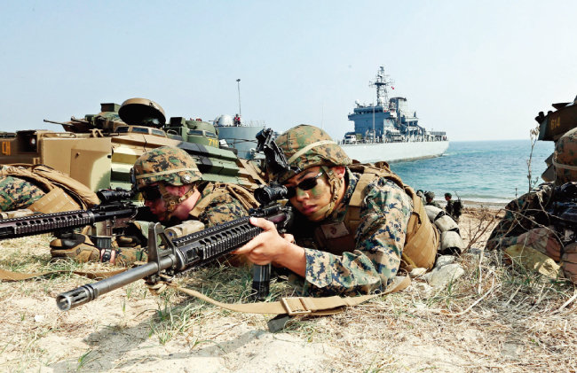 2015년 3월 30일 경북 포항시 해안에서 연합훈련을 하고 있는 한미 장병. [동아DB]