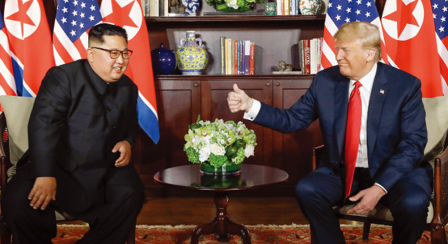 2018년 6월 12일 싱가포르에서 도널드 트럼프 당시 미국 대통령(오른쪽)과 김정은 북한 국무위원장이 사상 첫 북·미 정상회담을 가졌다. [AP=뉴시스]