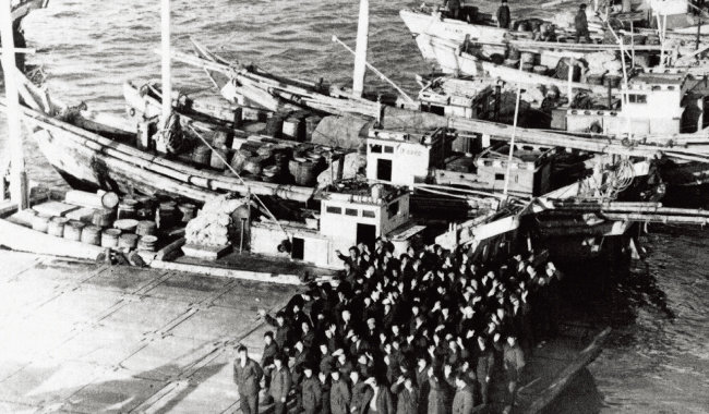 1968년 10월 인천항으로 귀환한 납북 어부와 어선들. [동아DB]