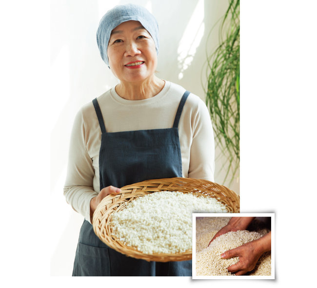 쌀누룩 명인 이인자 씨. 쌀누룩은 쌀은 찐 지에밥에 누룩균을 배양한 뒤 발효시켜 만든다. [사진 제공 · 네오이마주]