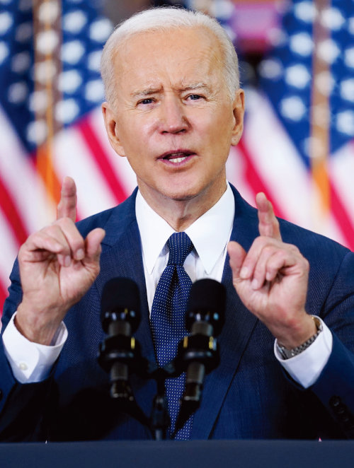 조 바이든 미국 대통령이 3월 31일 펜실베이니아주 피츠버그에 있는 카펜터스 피츠버그 트레이닝센터에서 2조 달러 규모의 인프라 투자 계획을 발표하고 있다. [뉴시스] 