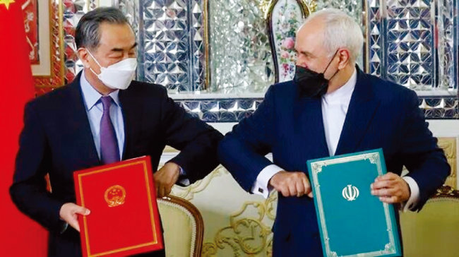 왕이 중국 외교부장(왼쪽)과 모하마드 자바드 자리프 이란 외무장관이 3월 27일 ‘포괄적·전략적 동반자 협정’을 체결했다. [IRNA]