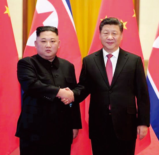 시진핑 중국 국가주석(오른쪽)이 2019년 1월 베이징을 방문한 김정은 북한 국무위원장과 만나 악수하고 있다. [China Daily]