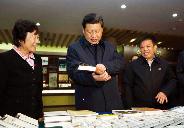 2013년 시진핑 중국 국가주석(가운데)이 산둥성 취푸에 있는 공자연구원을 방문했다. [신화=뉴시스]
