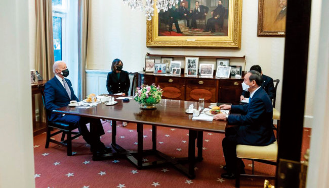 4월 16일(현지 시각) 미국을
실무 방문한 스가 요시히데
일본 총리(오른쪽)가 조 바이든 미국 대통령과 ‘햄버거 조찬’에 나섰다. [조 바이든 미국 대통령 트위터]