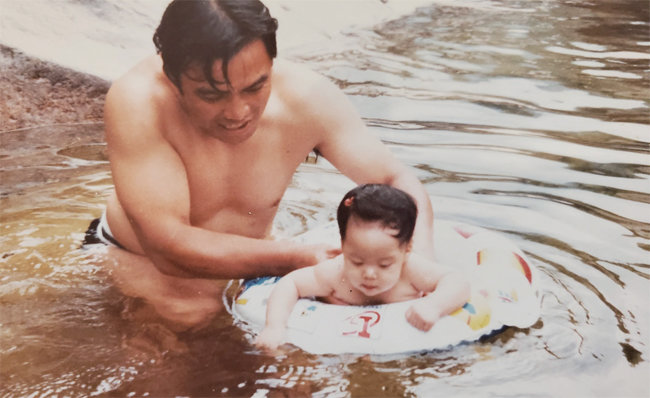 어린 시절 아버지와 함께 수영을 하고 있는 안현모. [사진 제공 · 안현모]
