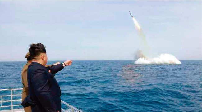 2015년 5월 9일 김정은 북한 국무위원장이 잠수함발사탄도미사일 (SLBM) 수중 시험 발사를 지켜보고 있다. [뉴스1=노동신문]