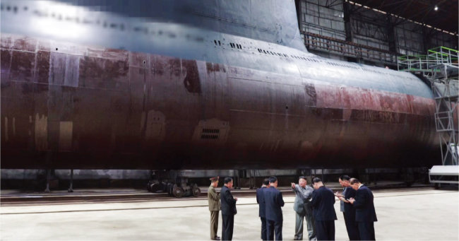 2019년 7월 23일 북한이 공개한 신형 잠수함. 북한측이 모자이크 처리한 부분에 SLBM 탑재가 가능한 것으로 보인다. [조선중앙TV 캡처]