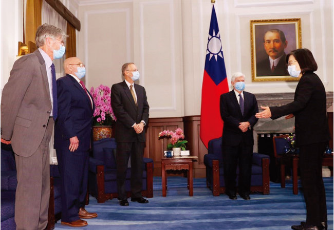 차이잉원 대만 총통(오른쪽)이 4월 15일 조 바이든 미국 정부의 비공식 특사들을 만나고 있다. [CNA]